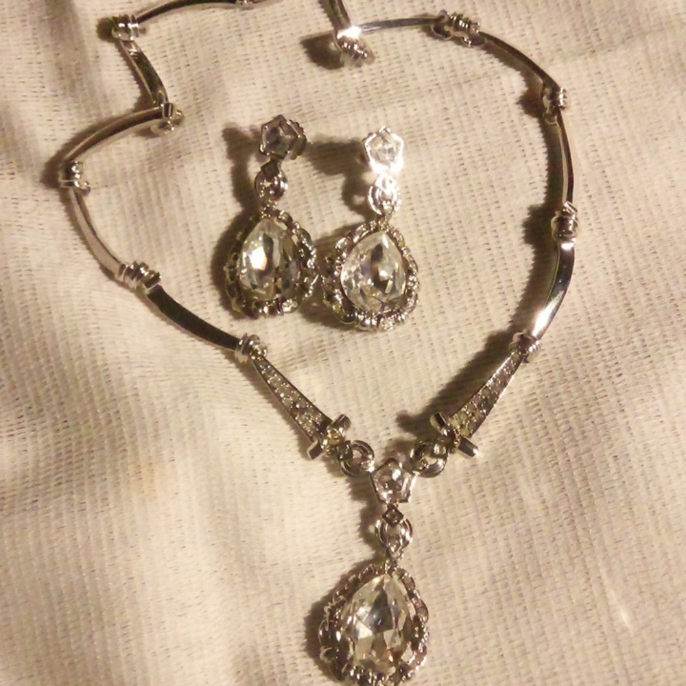 Earring and pendant set crystal, and silver , Avon , smithsonian  brand new.